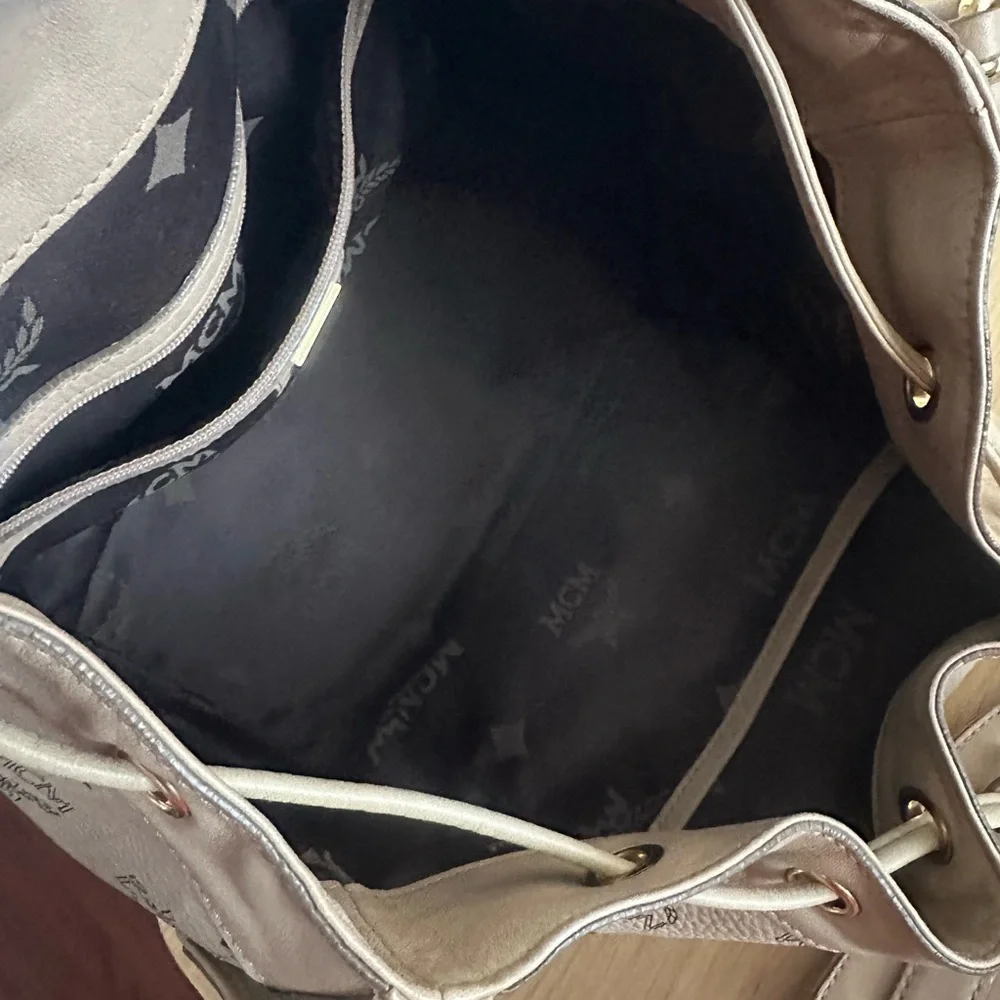 MCM Cream Crossbody Bag with Iconic Logo and Adjustable Strap - Picture 7 of 12